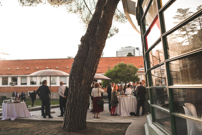 Comensales en el exterior del catering del CSIC