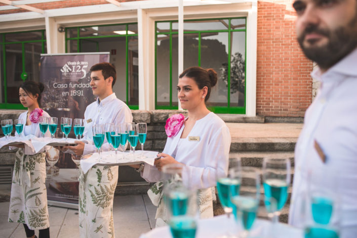 Copa de bienvenida en el catering al aire libre