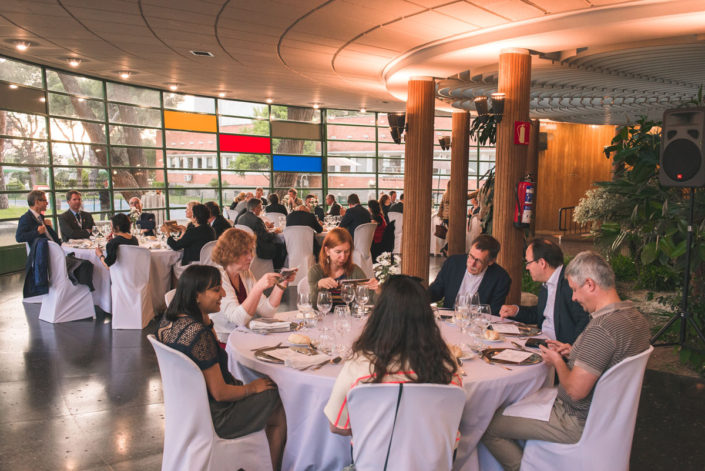 Comensales en la cena en el salón del Instituto Eduardo Torroja