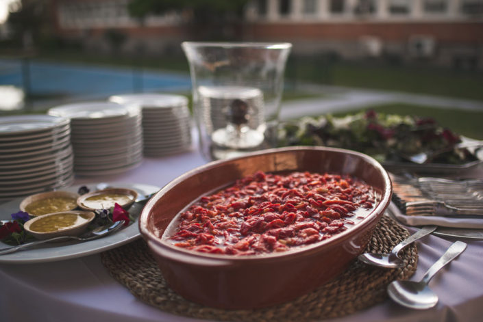 Picoteo de bienvenida en el catering al aire libre