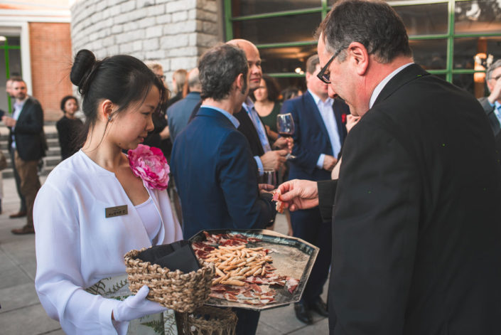 Comensales en el catering de empresas en el exterior en Madrid