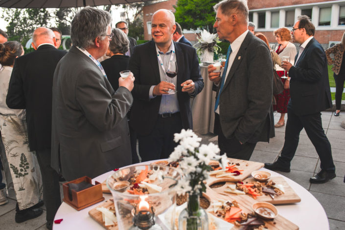 Comensales en el catering de empresas en el exterior en Madrid