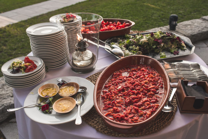 Picoteo de bienvenida en el catering al aire libre