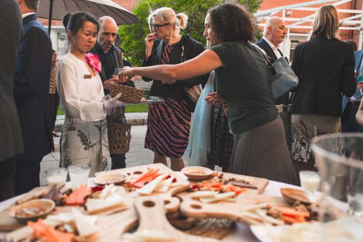 Comensales en el catering de bienvenida