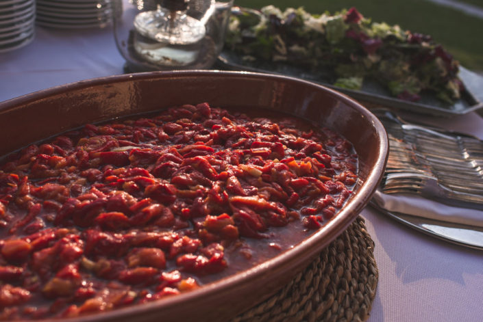 Picoteo de bienvenida en el catering al aire libre