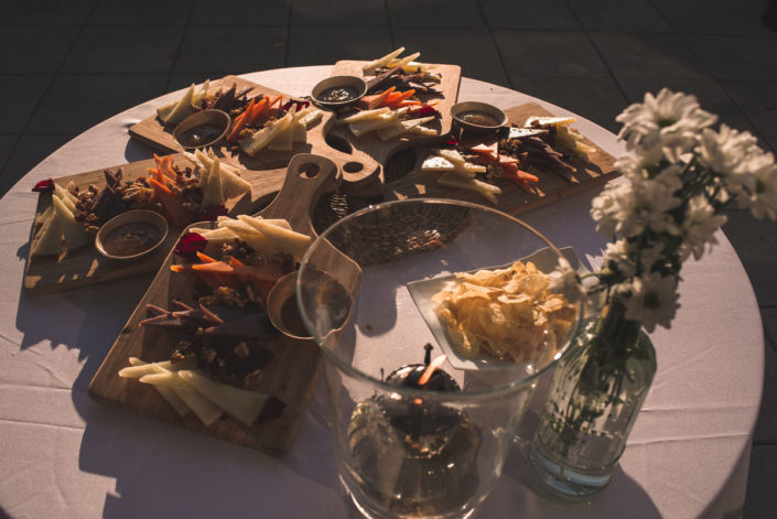 Bandeja de quesos en catering al aire libre