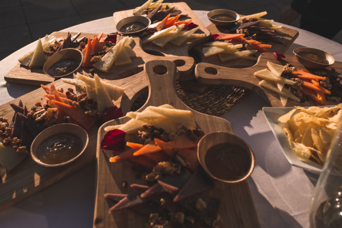 Bandeja de quesos en catering al aire libre