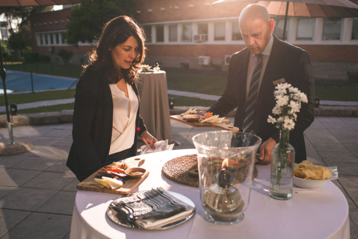 Preparativos del catering de bienvenida en la cena de empresa del CSIC