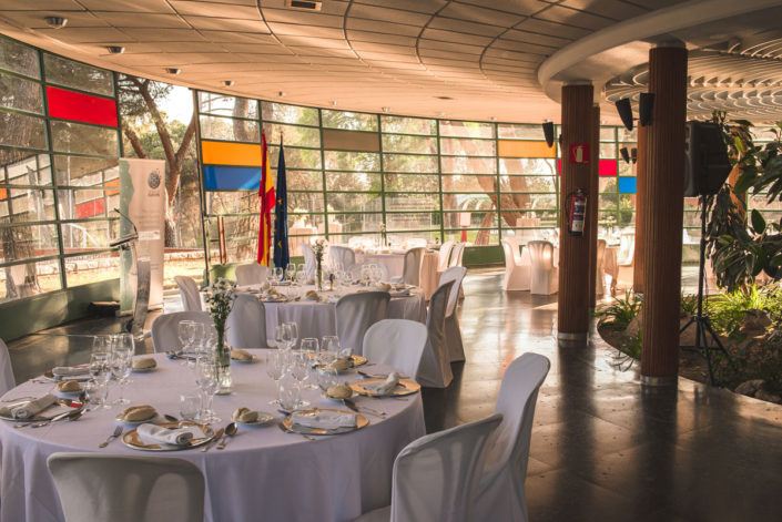 Mesas en el catering del salón del Instituto Eduardo Torroja