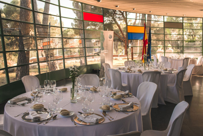 Mesas en el catering del salón del Instituto Eduardo Torroja