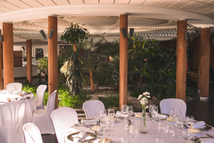 Mesas en el catering del salón del Instituto Eduardo Torroja