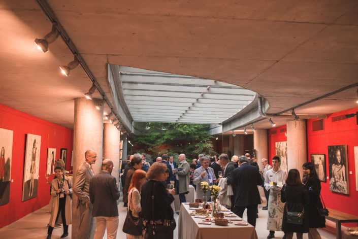 Comensales en el catering de bienvenida en el Jardín Botánico