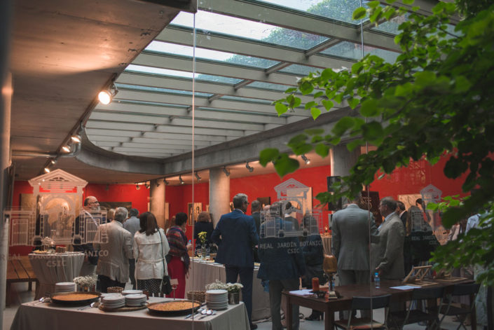 Comensales en el catering de bienvenida en el Jardín Botánico