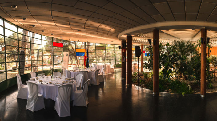 Mesas en el catering del salón del Instituto Eduardo Torroja