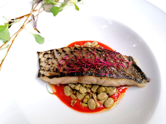 Lomo de corvina asada, habitas baby salteadas y lágrimas de frutos rojos