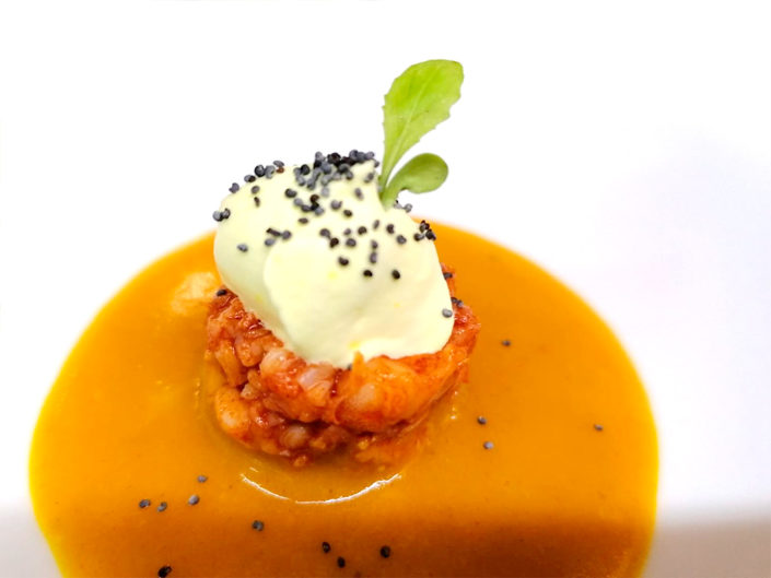 Crema bullabesa con tartar de carabinero y espuma de azafrán