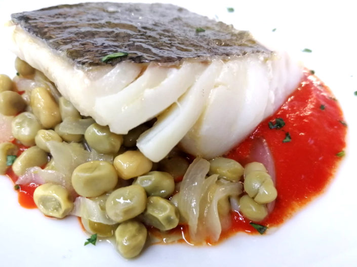 Bacalao-confitado-con-habitas-salteadas-y-crema-de-piquillo-2-1030×773