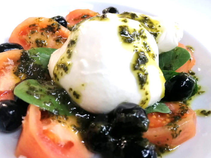 Ensalada-de-burrata-con-aceituna-negra-y-hojas-de-albahaca-frescas-1030×773