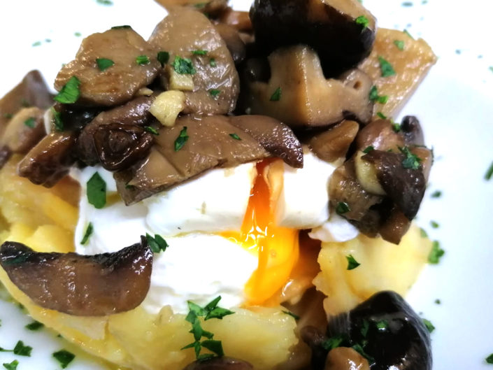Huevos-poche-con-setas-salteadas-al-ajo-y-perejil-1030×773