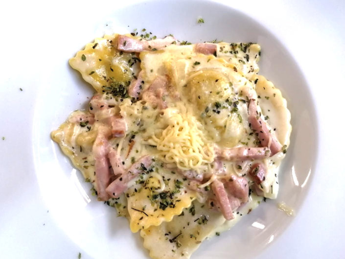 Raviolis-de-setas-con-carbonara-de-bacon-1030×773