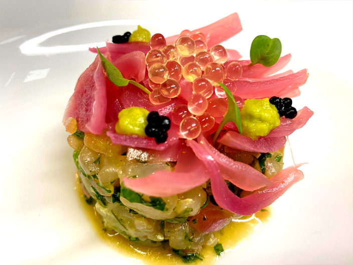 ceviche-corvina-con-cebolla-encurtida-perlas-de-yuzu