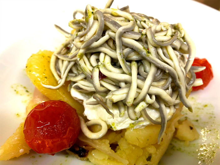 huevo-poche-con-gulas-salteadas-al-ajo-morado