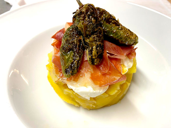 huevos-poche-pisto-jamon-iberico-pimientos-padron