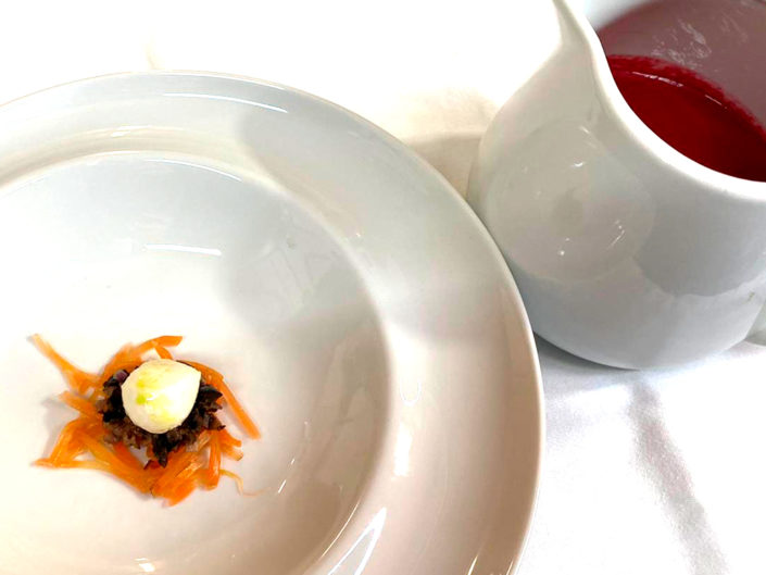 salmorejo-remolacha-tapenade-aceituna-negra-anchoas