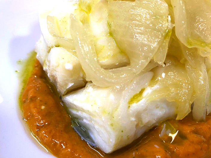 bacalao-confitado-sobre-crema-pisto-manchego-cebolla-caramelizada