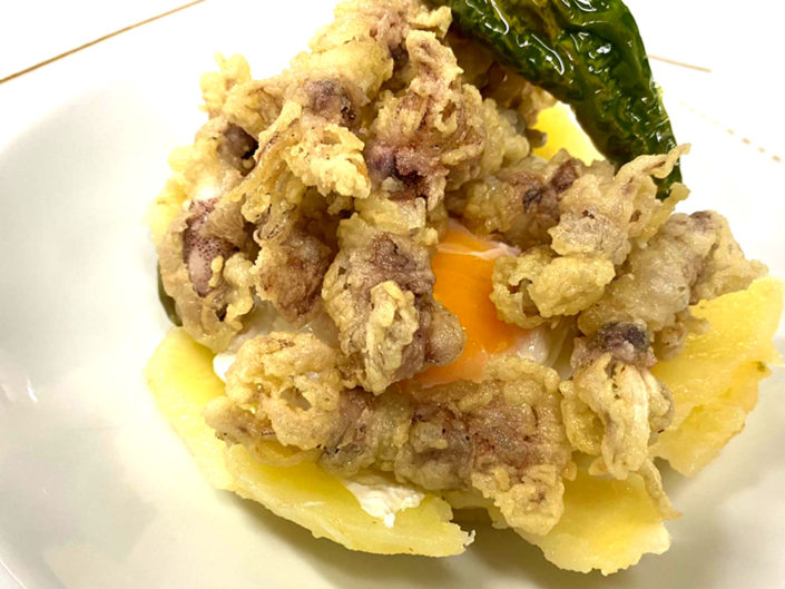 huevos-poche-con-chopitos-pimientos-padron