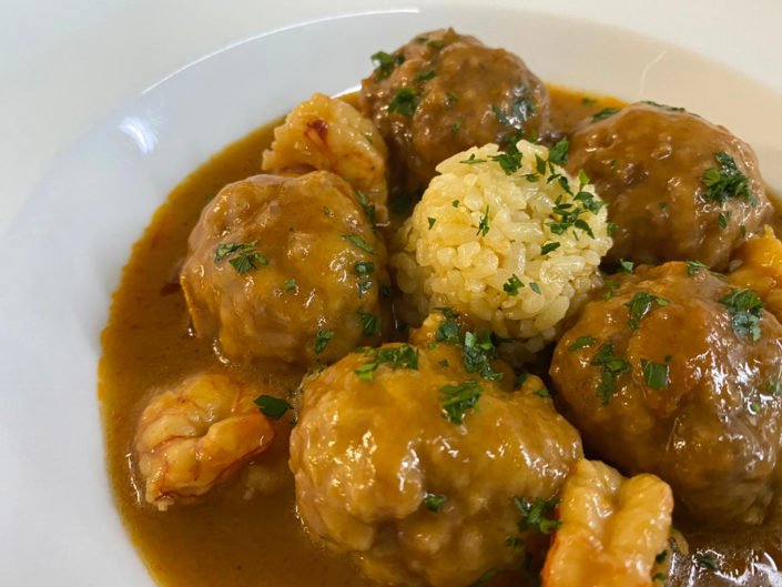 Albóndigas de rape y pulpo con salsa de centollo y gambas