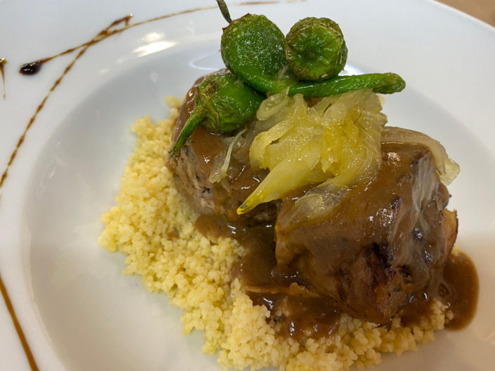 Cordero relleno sobre cous-cous de calabaza y cebolla caramelizada