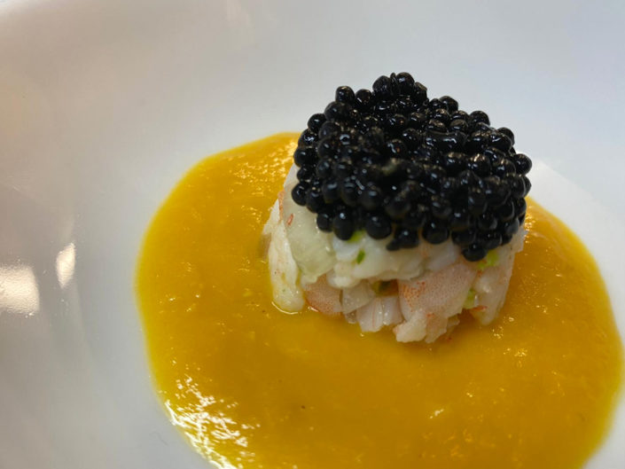Crema de calabaza con zanahoria, jengibre y tartar de langostinos al cilantro